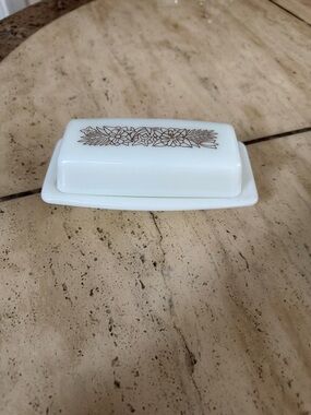Pyrex (1978-1983)woodland butter dish